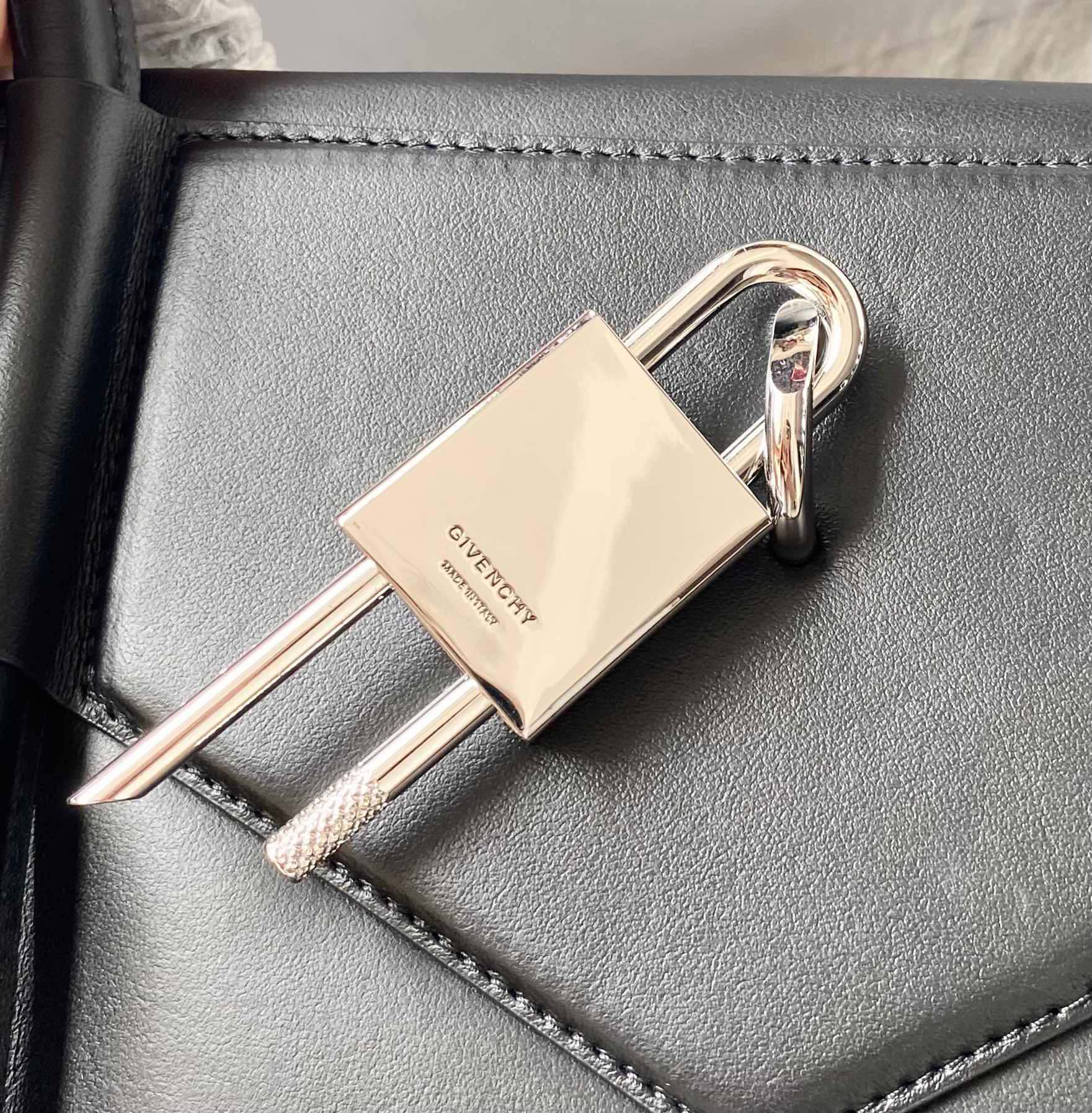 ANTIGONA LOCK SOFT
