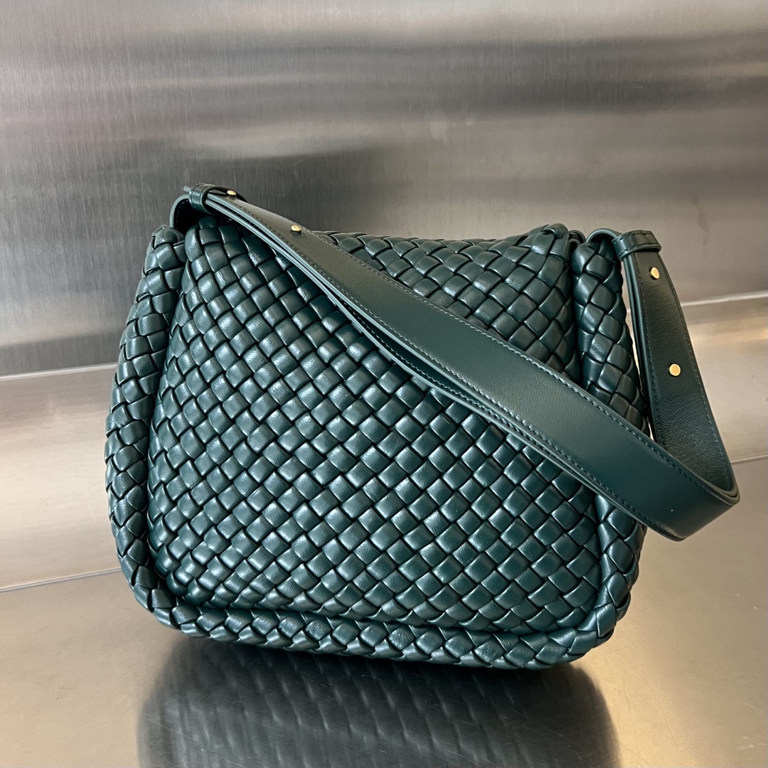 bo*te*ga Ve*ne*ta small cobble shoulder bag