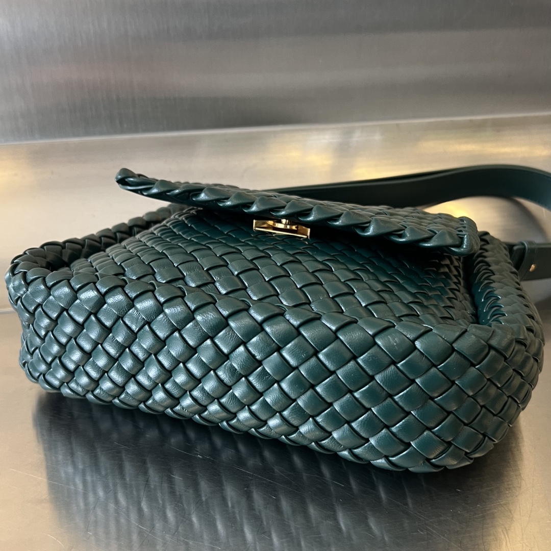 bo*te*ga Ve*ne*ta small cobble shoulder bag