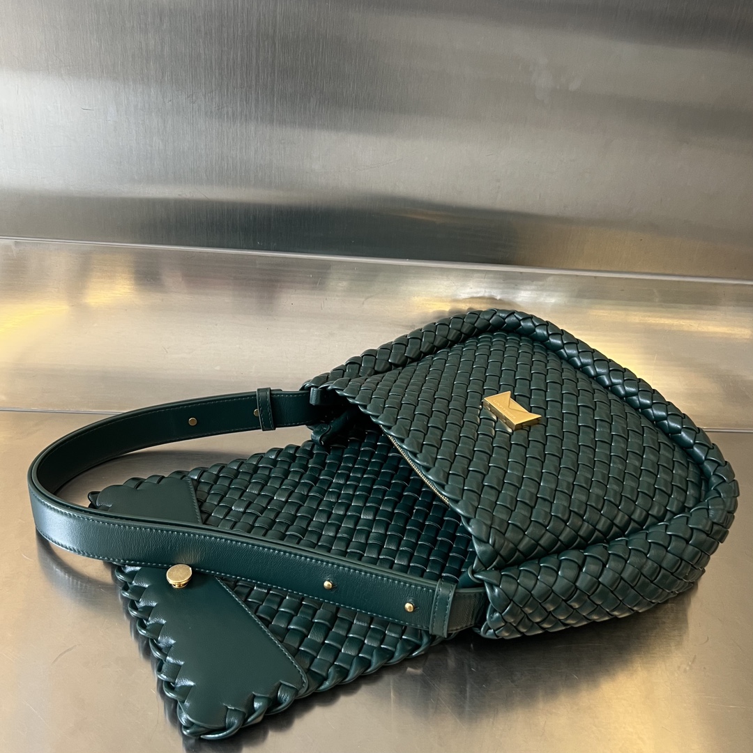 bo*te*ga Ve*ne*ta small cobble shoulder bag