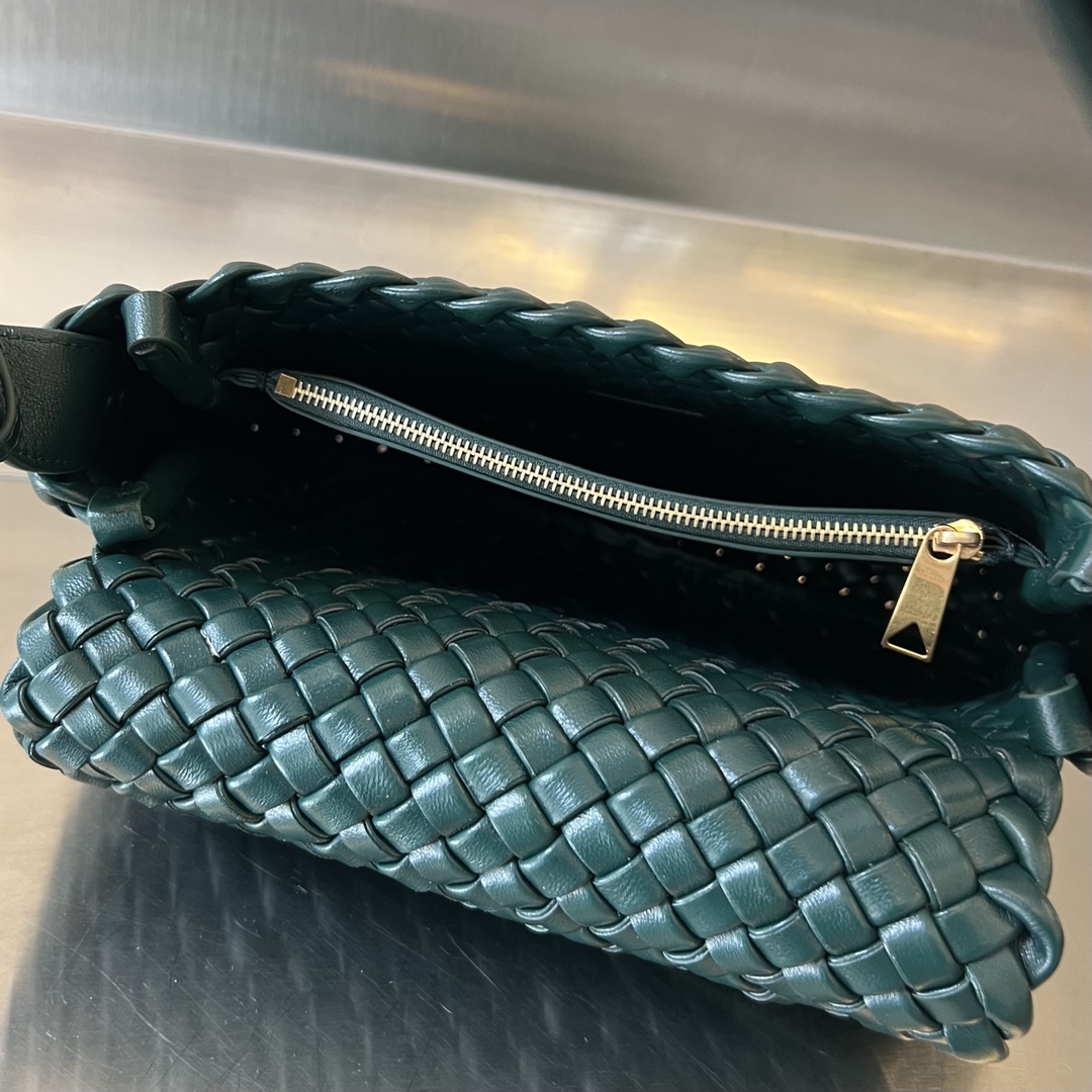 bo*te*ga Ve*ne*ta small cobble shoulder bag