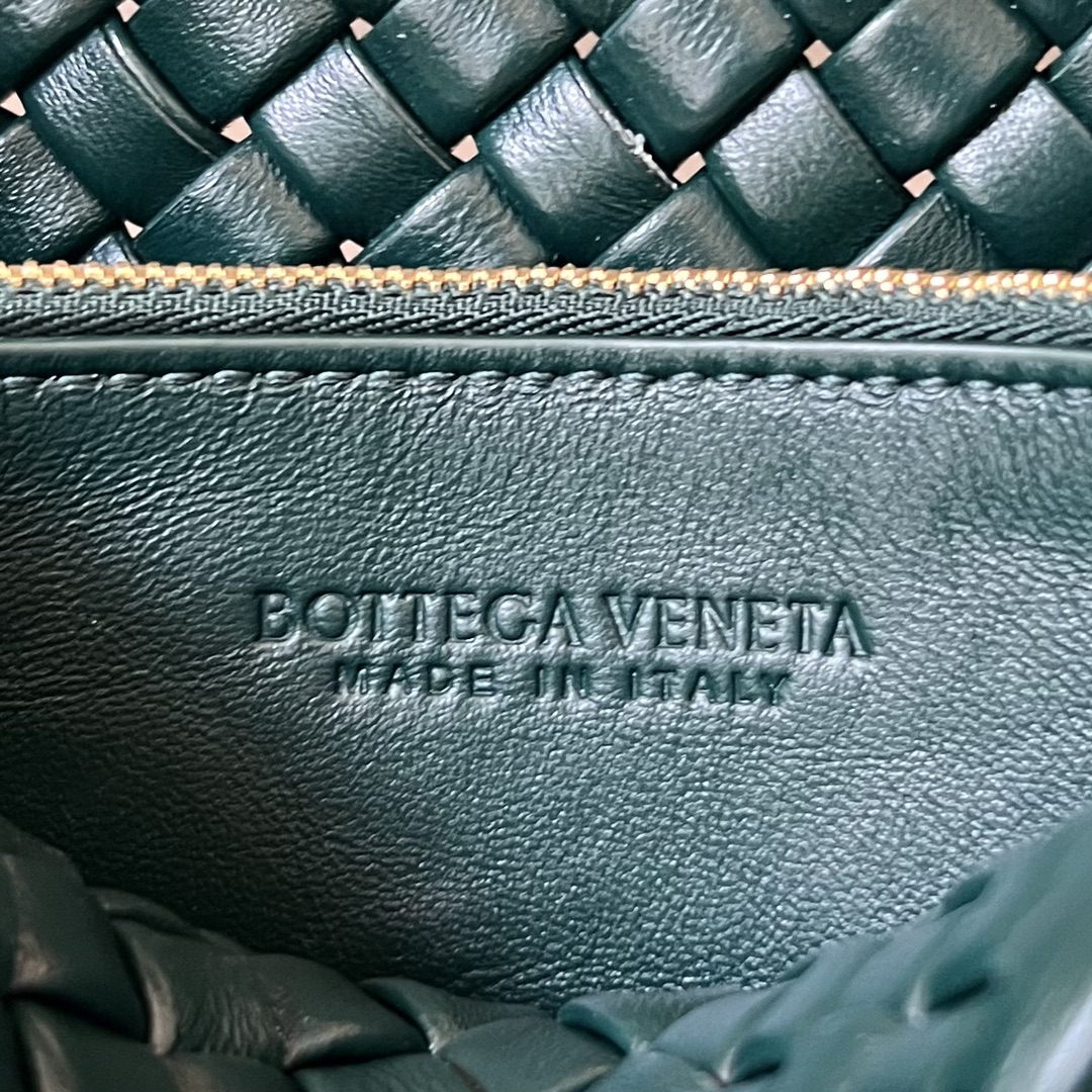 bo*te*ga Ve*ne*ta small cobble shoulder bag