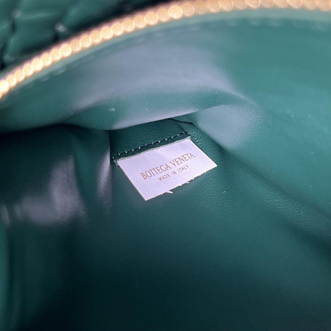 bo*te*ga Ve*ne*ta small cobble shoulder bag
