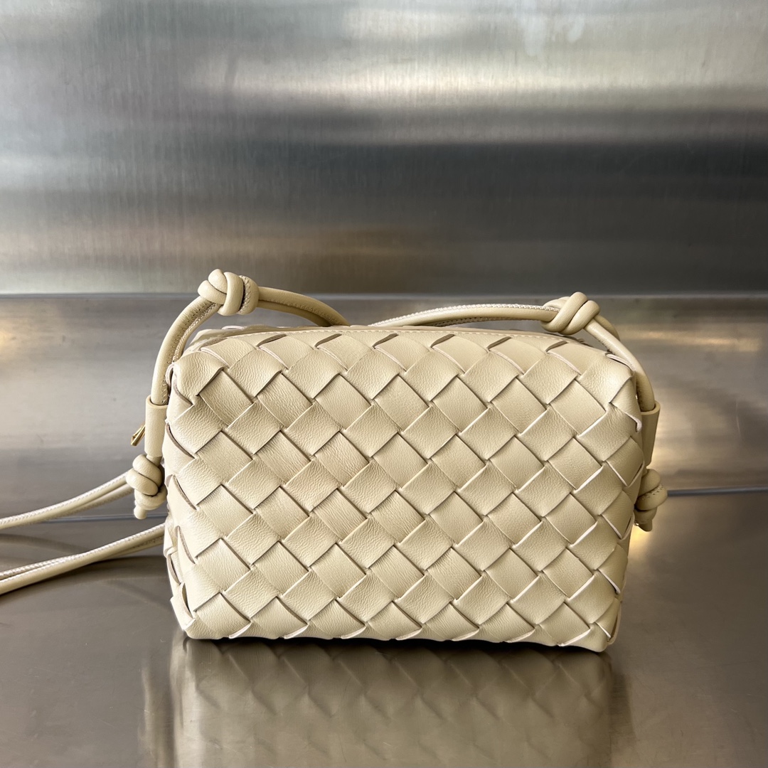 bo*te*ga Ve*ne*ta mini loop camera bag