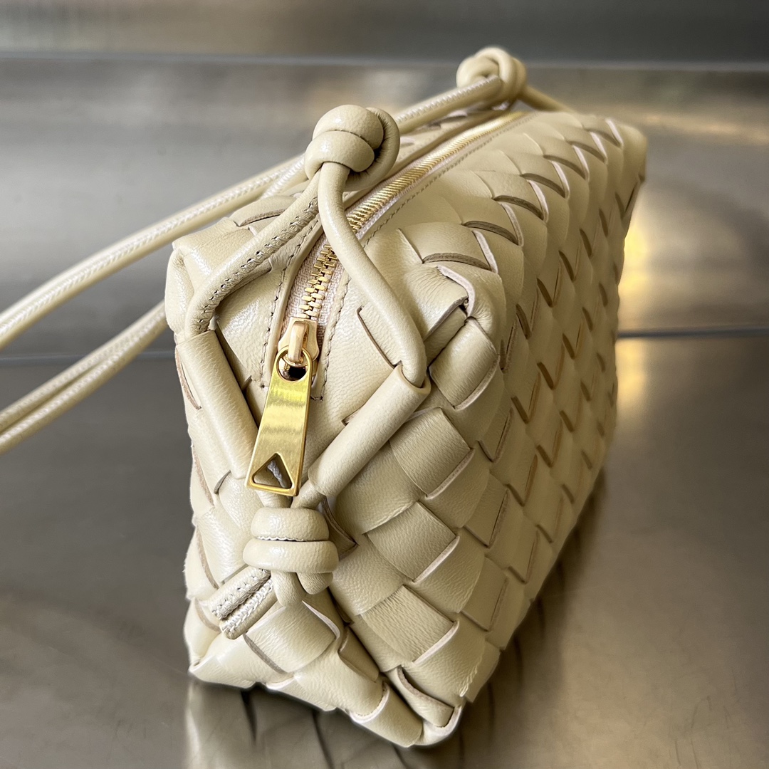 bo*te*ga Ve*ne*ta mini loop camera bag