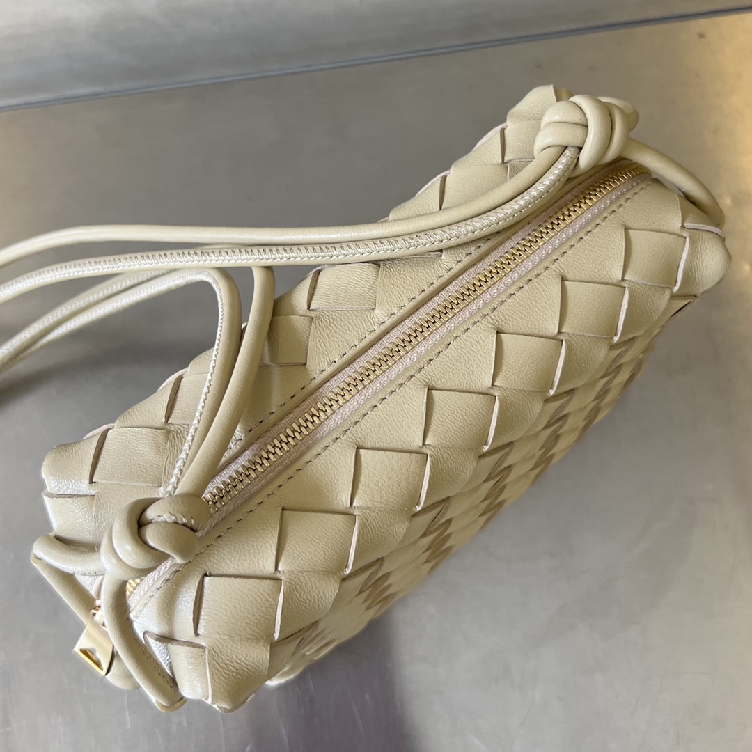 bo*te*ga Ve*ne*ta mini loop camera bag