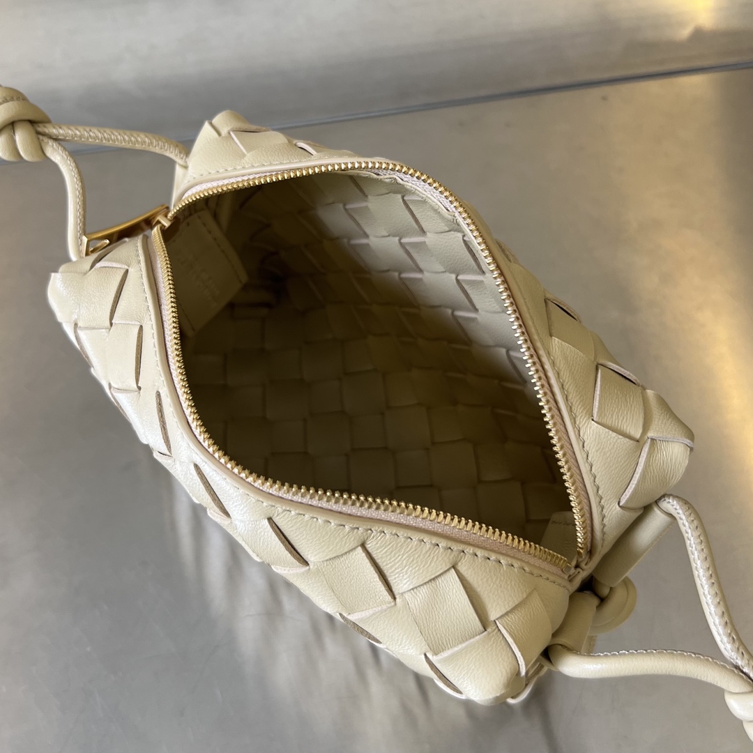 bo*te*ga Ve*ne*ta mini loop camera bag