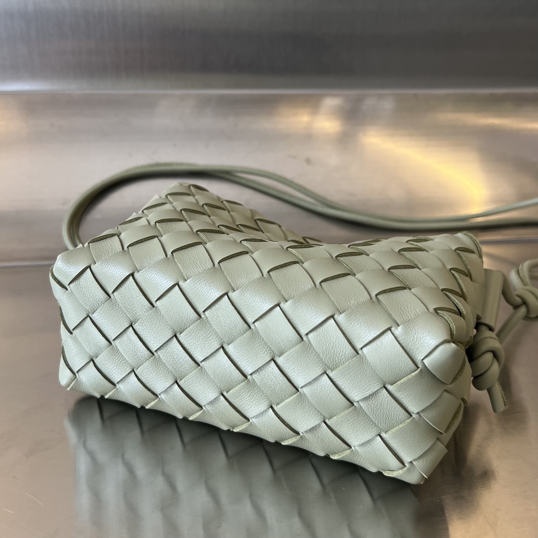 bo*te*ga Ve*ne*ta mini loop camera bag