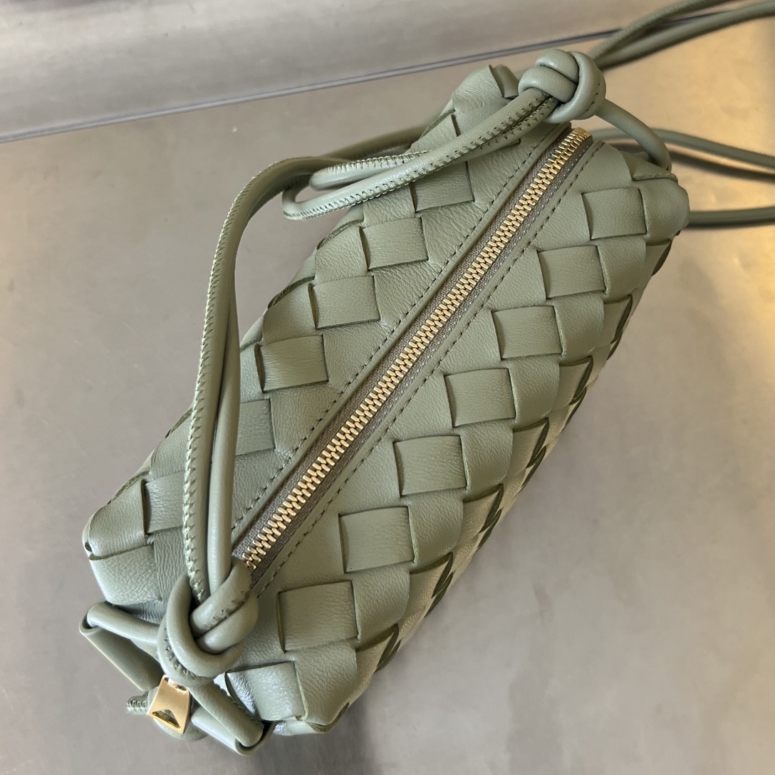 bo*te*ga Ve*ne*ta mini loop camera bag