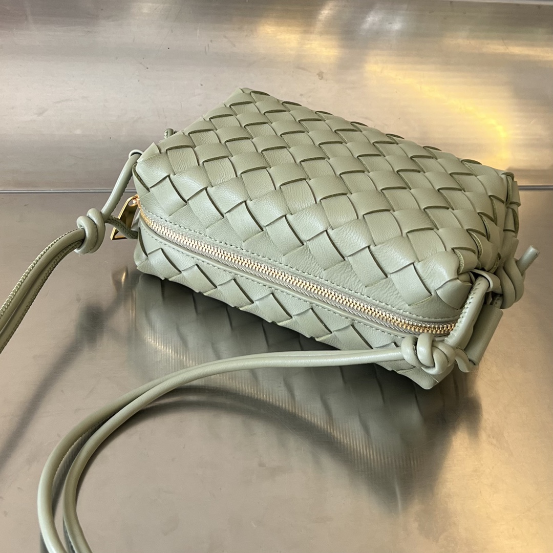 bo*te*ga Ve*ne*ta mini loop camera bag