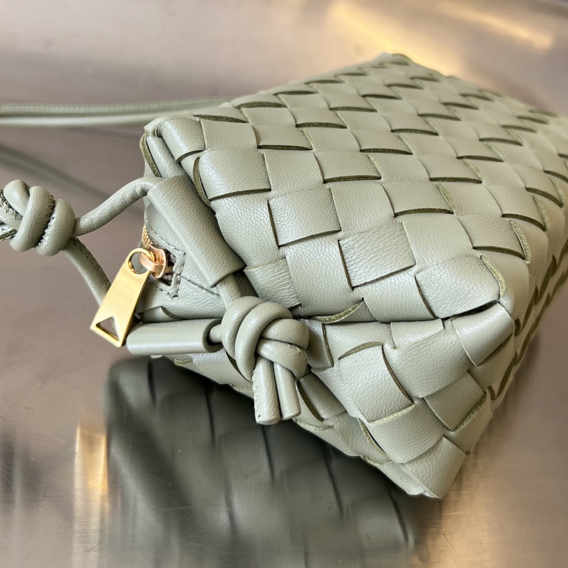 bo*te*ga Ve*ne*ta mini loop camera bag