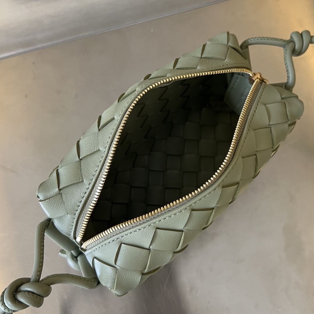 bo*te*ga Ve*ne*ta mini loop camera bag