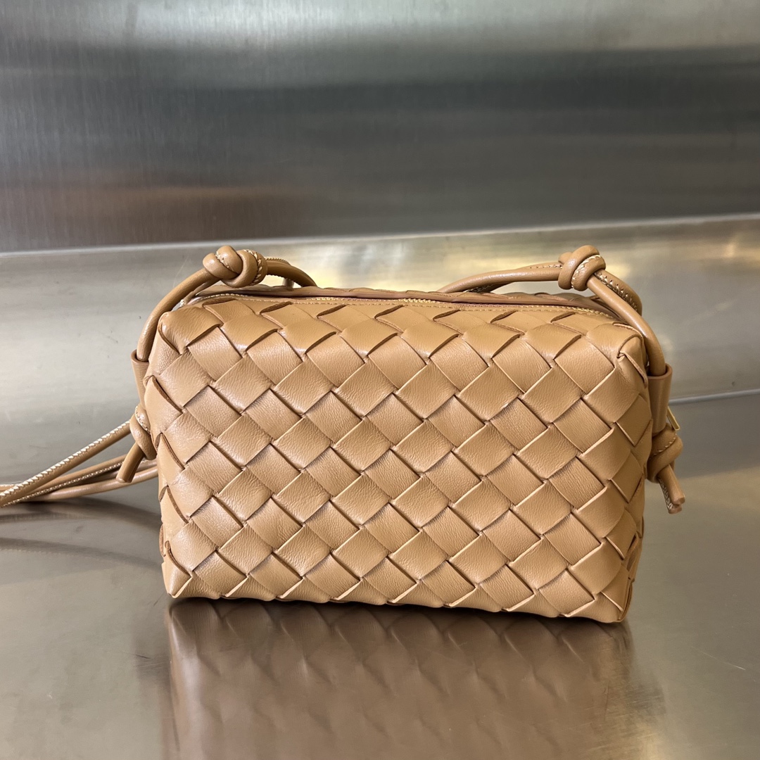 bo*te*ga Ve*ne*ta mini loop camera bag