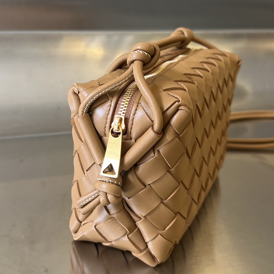 bo*te*ga Ve*ne*ta mini loop camera bag