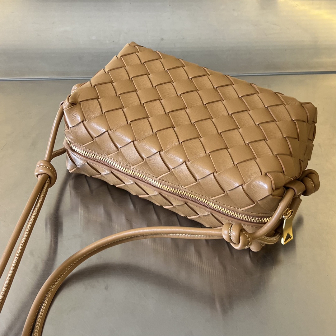 bo*te*ga Ve*ne*ta mini loop camera bag