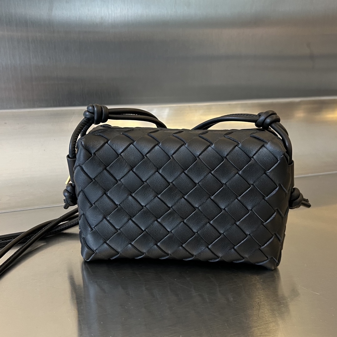bo*te*ga Ve*ne*ta mini loop camera bag
