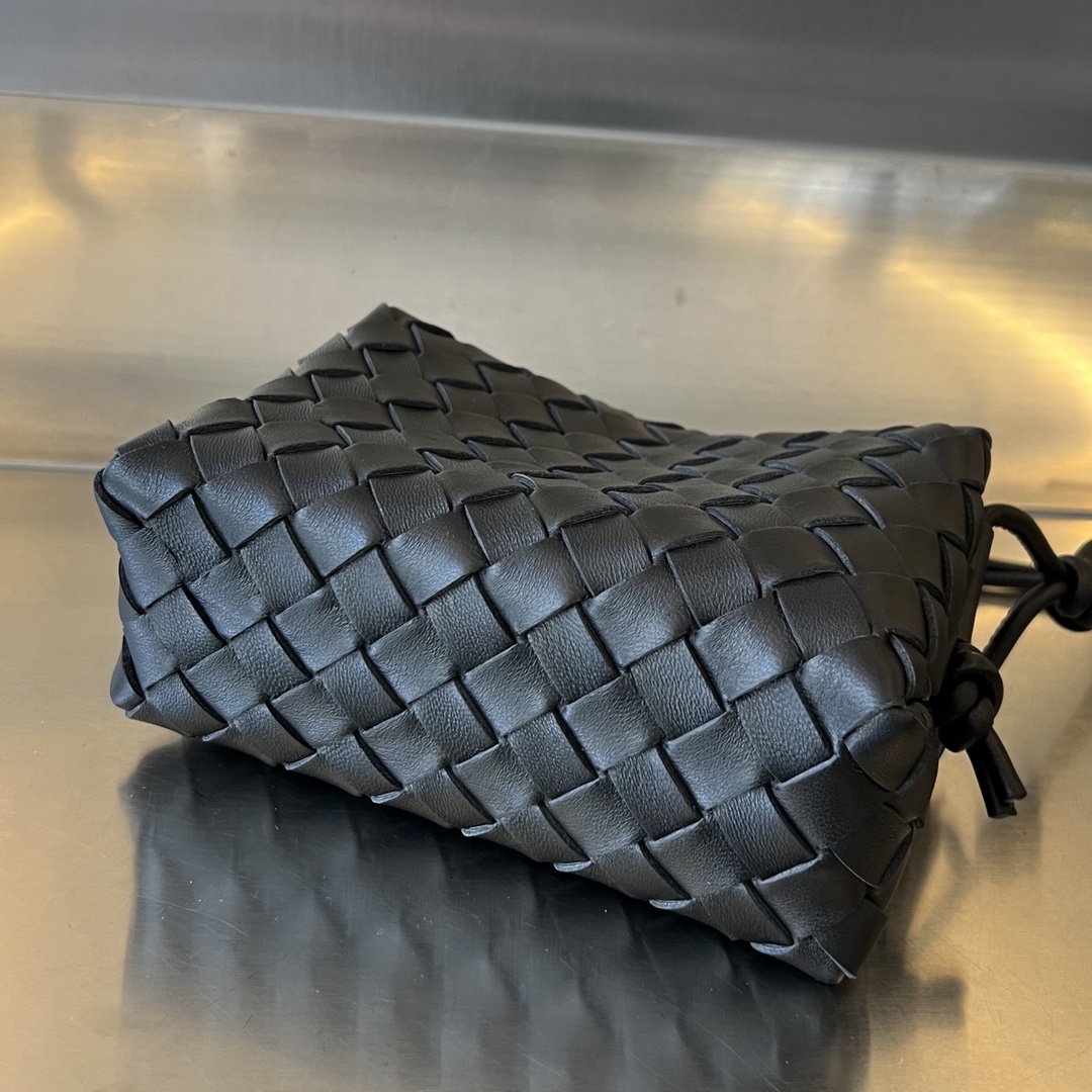 bo*te*ga Ve*ne*ta mini loop camera bag