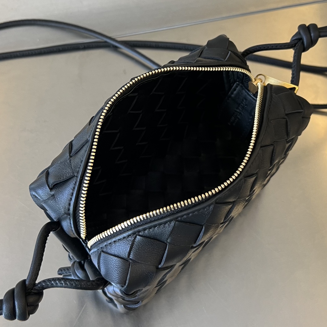 bo*te*ga Ve*ne*ta mini loop camera bag