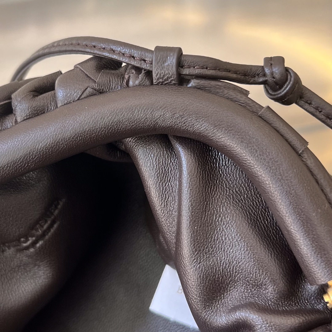 bo*te*ga Ve*ne*ta mini pouch