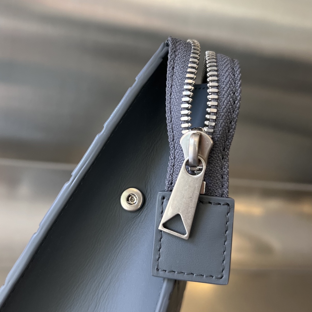 bo*te*ga Ve*ne*ta intrecciato standing pouch