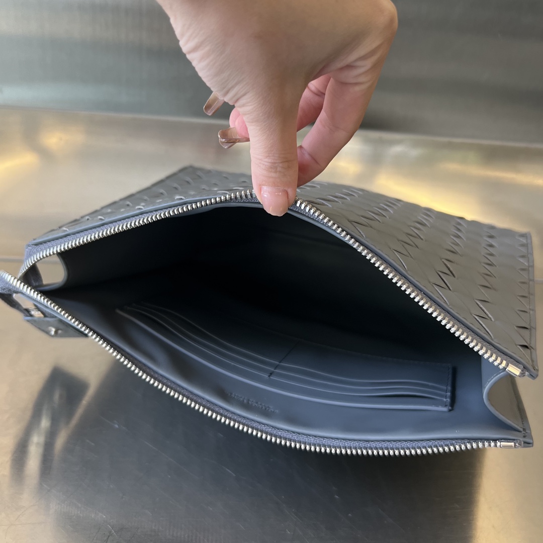 bo*te*ga Ve*ne*ta intrecciato standing pouch