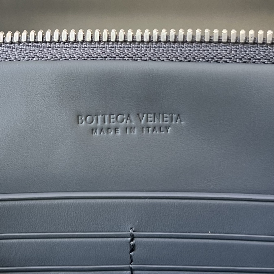 bo*te*ga Ve*ne*ta intrecciato standing pouch