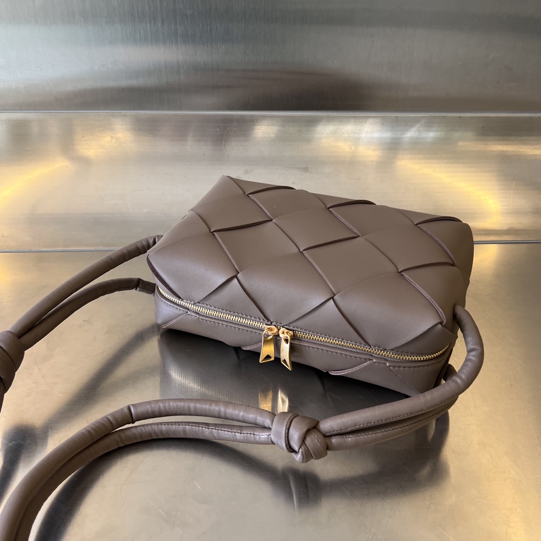 bo*te*ga Ve*ne*ta small cassette camera bag