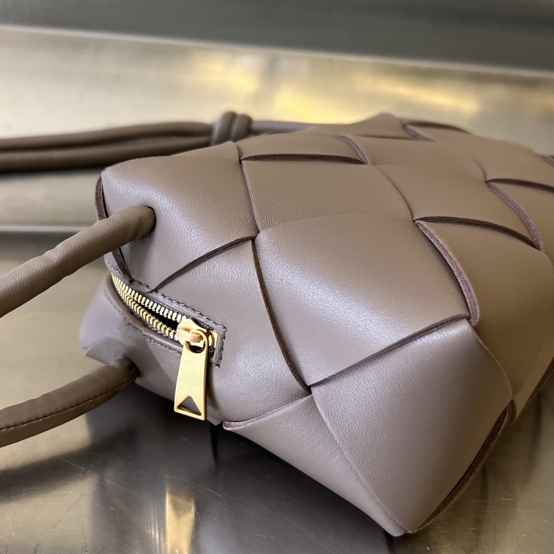 bo*te*ga Ve*ne*ta small cassette camera bag