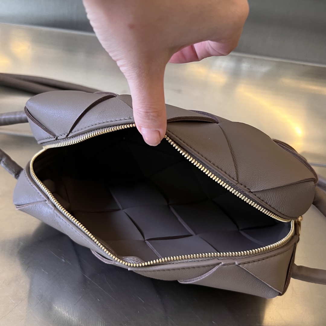 bo*te*ga Ve*ne*ta small cassette camera bag
