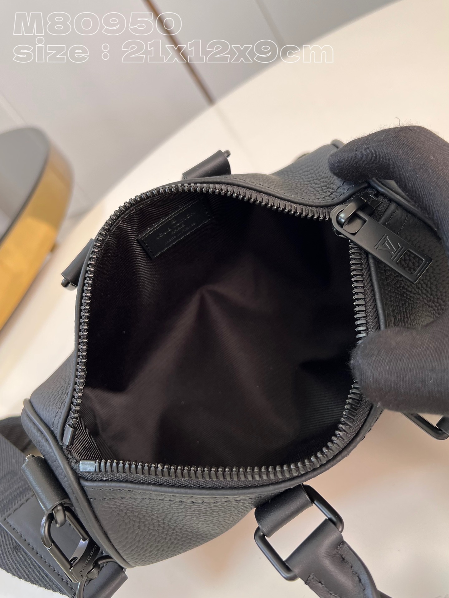 l**is V*t*n  keepall xs bag