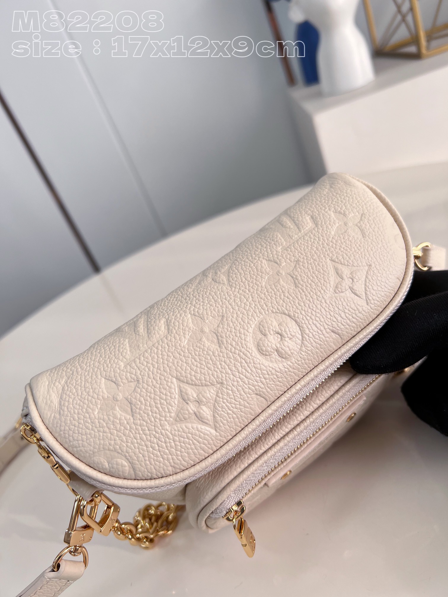 l**is V*t*n mini bumbag