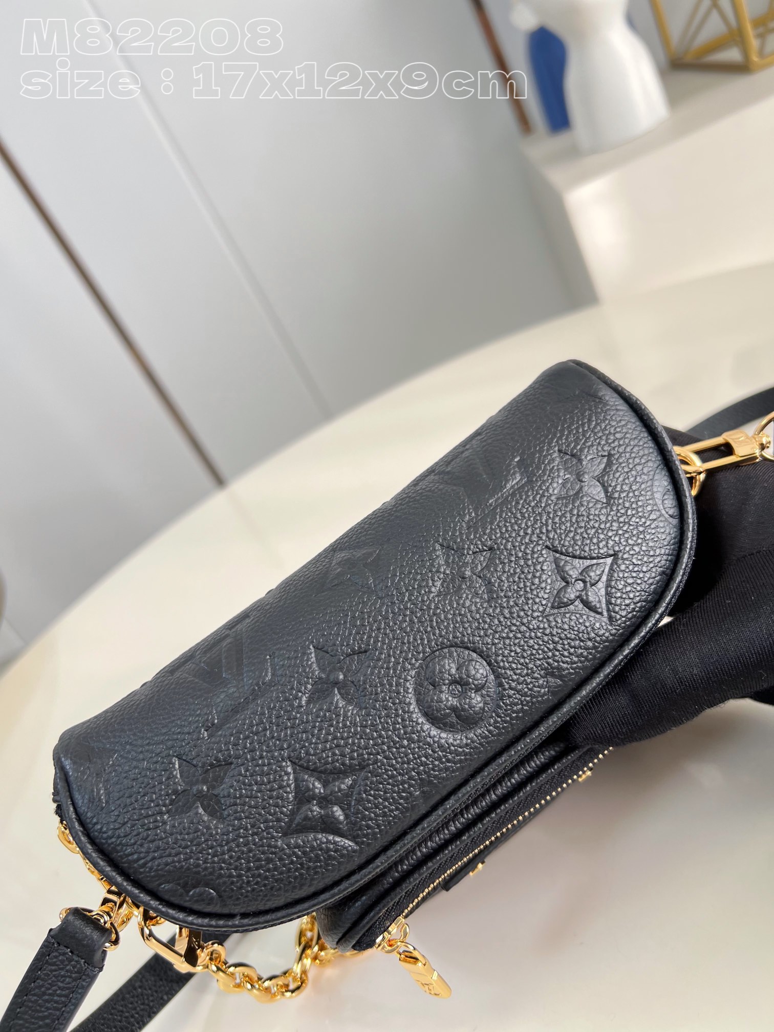 l**is V*t*n mini bumbag