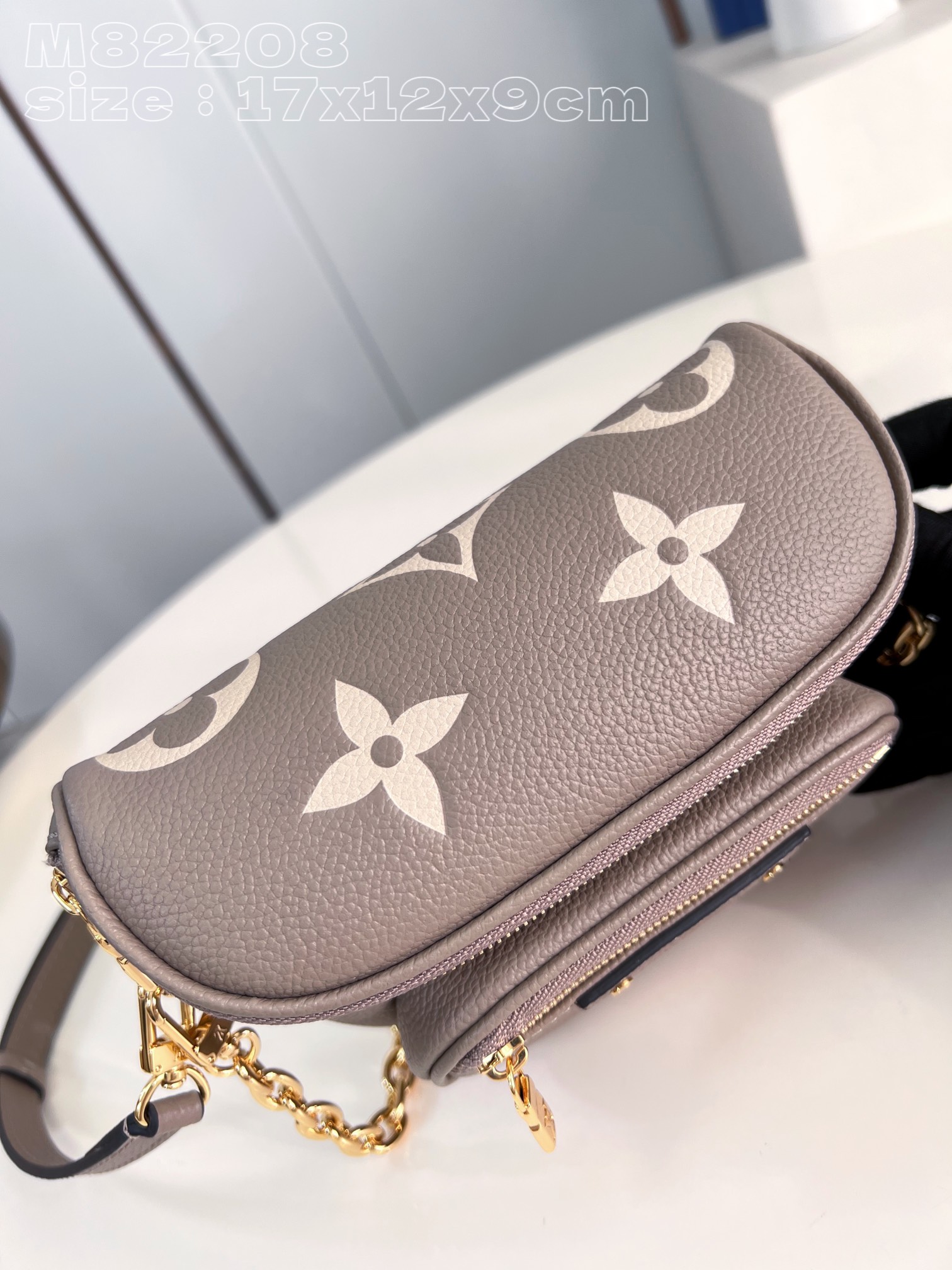 l**is V*t*n mini bumbag