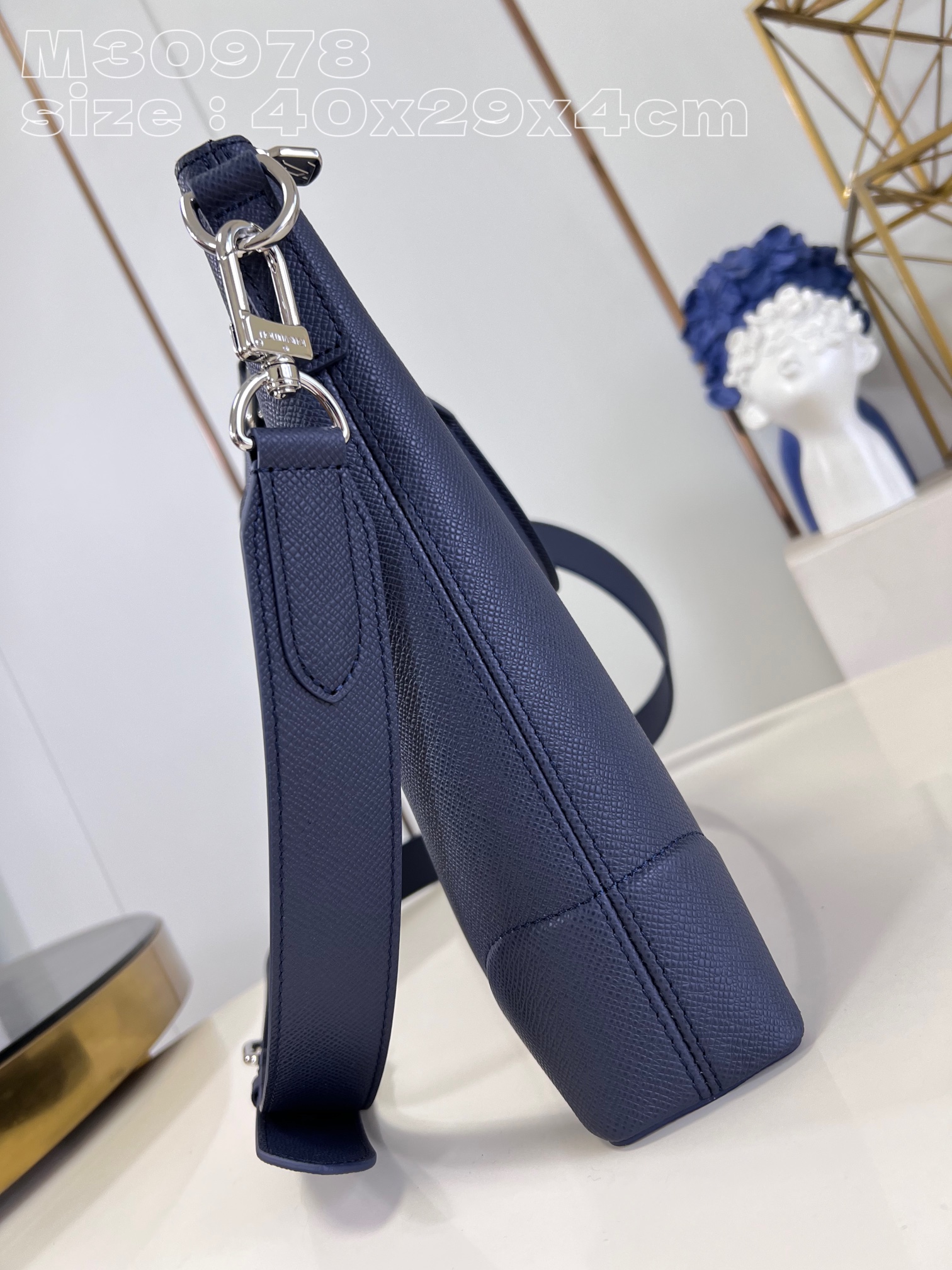 l**is V*t*n slim briefcase nv