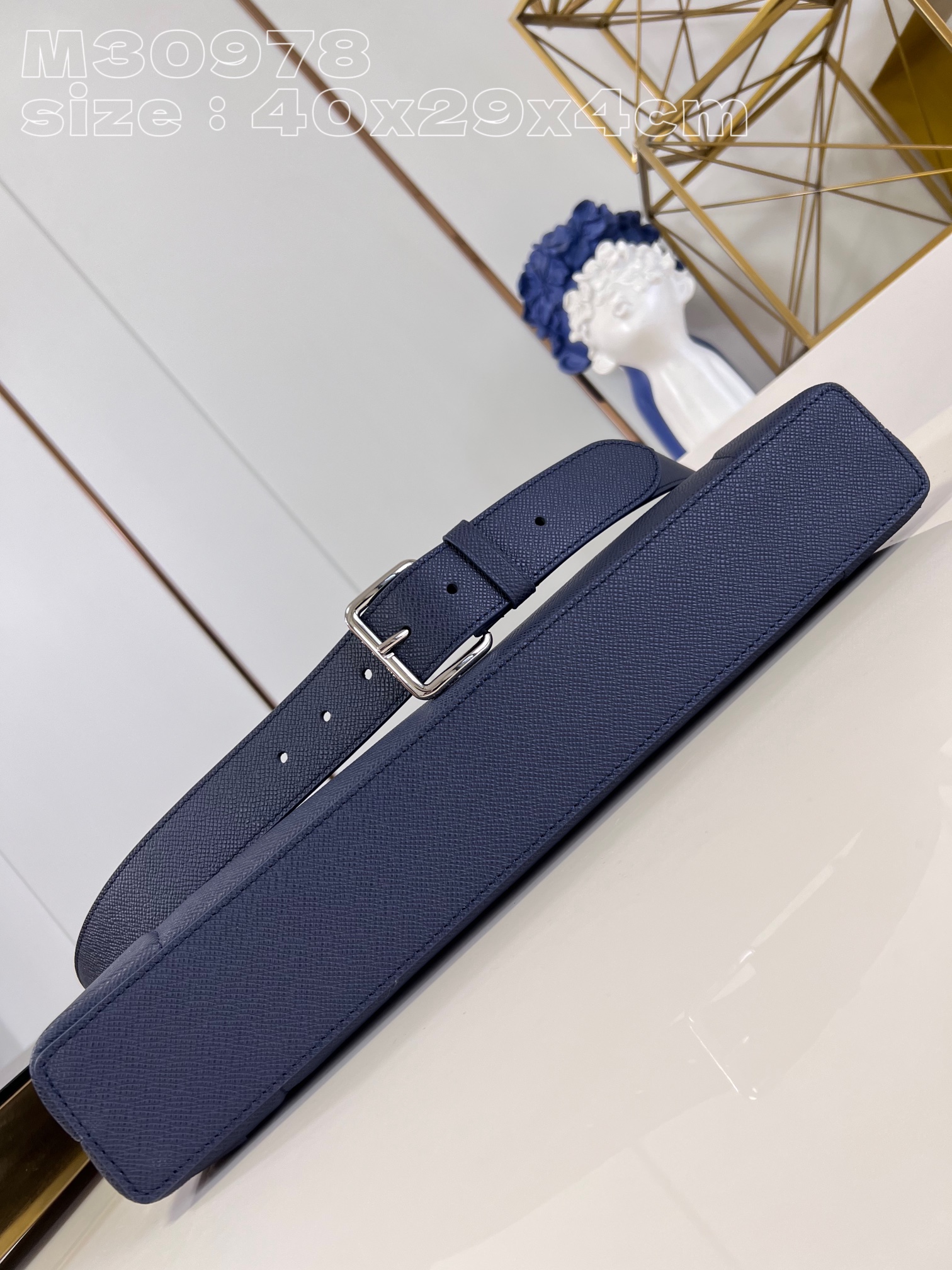 l**is V*t*n slim briefcase nv