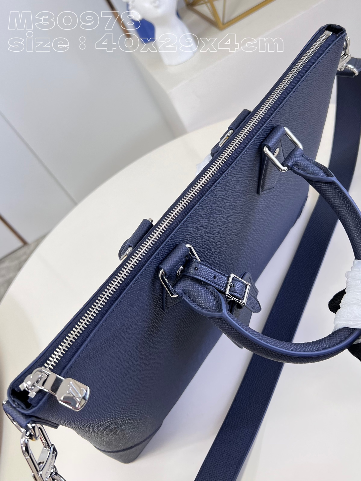 l**is V*t*n slim briefcase nv