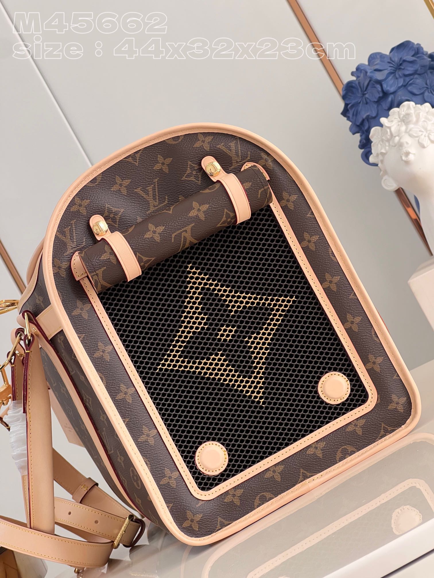 l**is V*t*n dog carrier 40