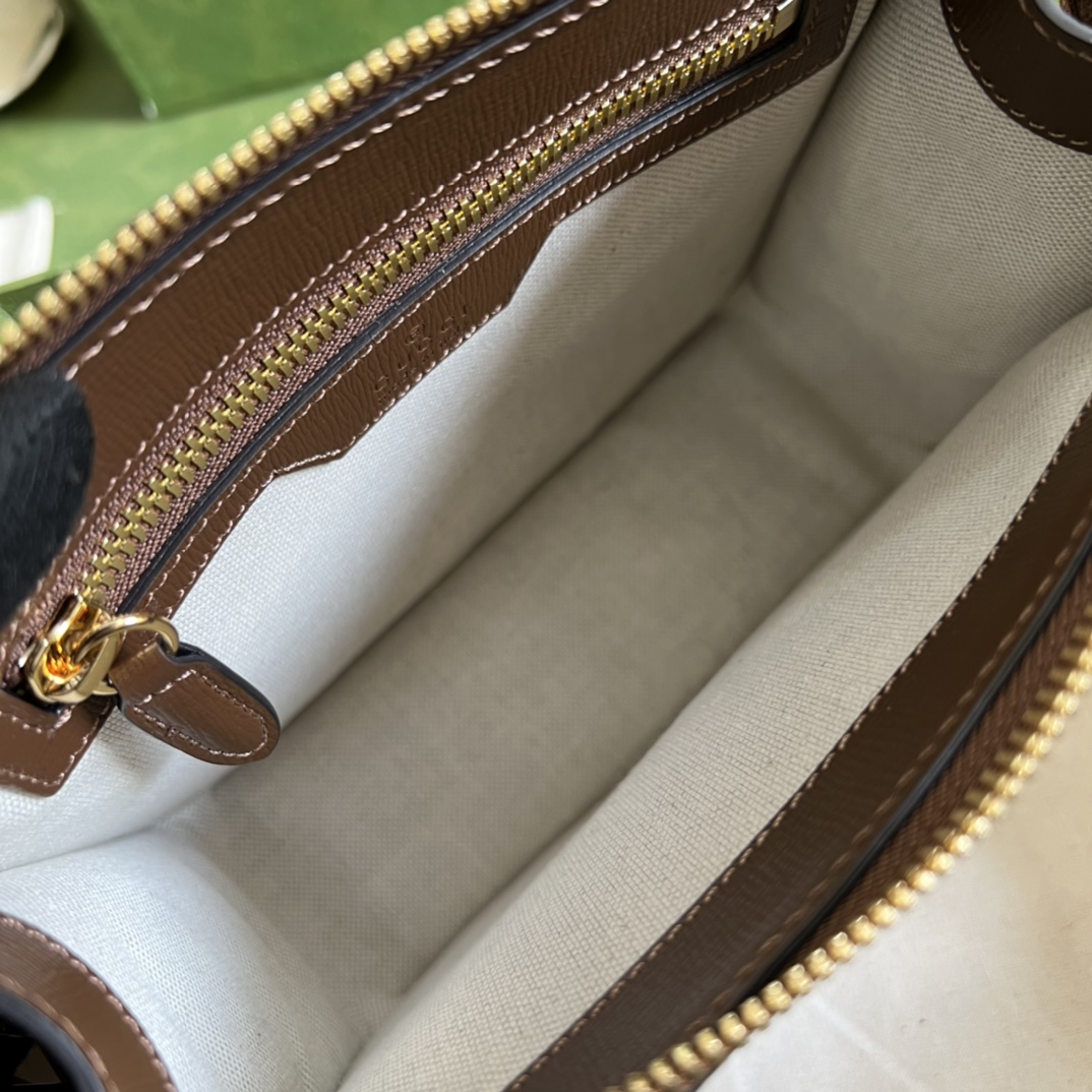 G*u*i messenger bag with interlocking g