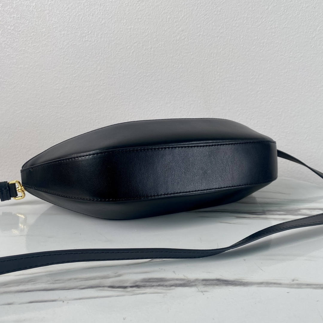 Pra*a black medium leather handbag