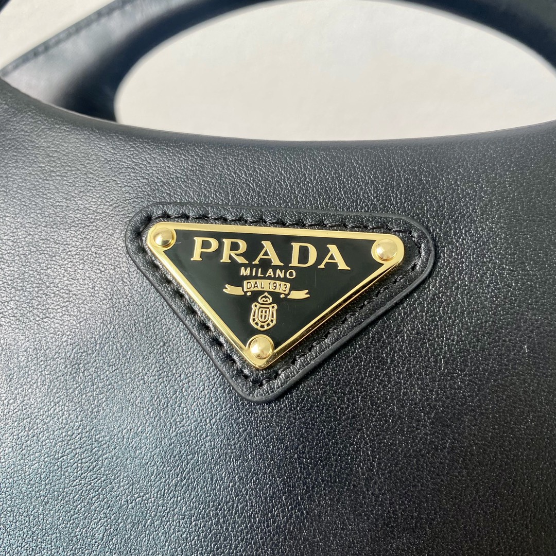 Pra*a black medium leather handbag