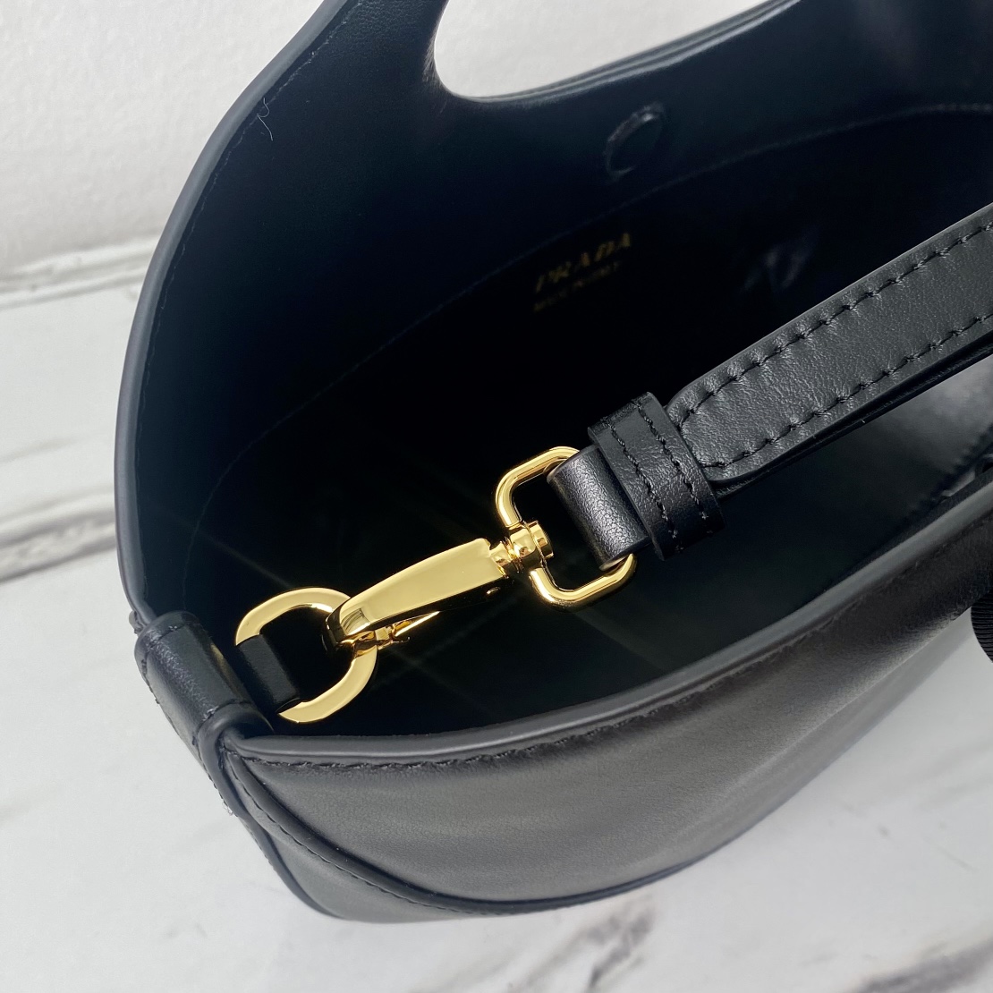 Pra*a black medium leather handbag