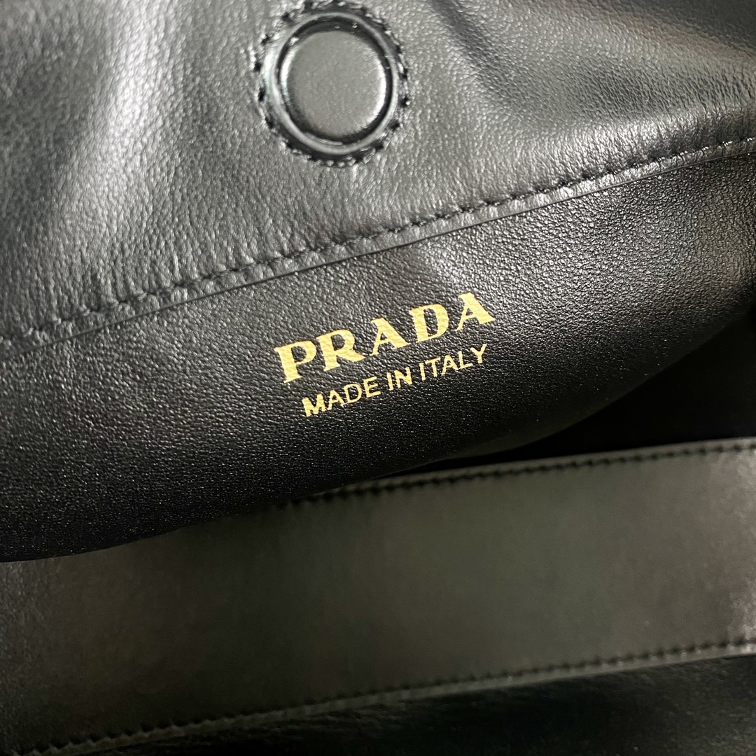 Pra*a black medium leather handbag