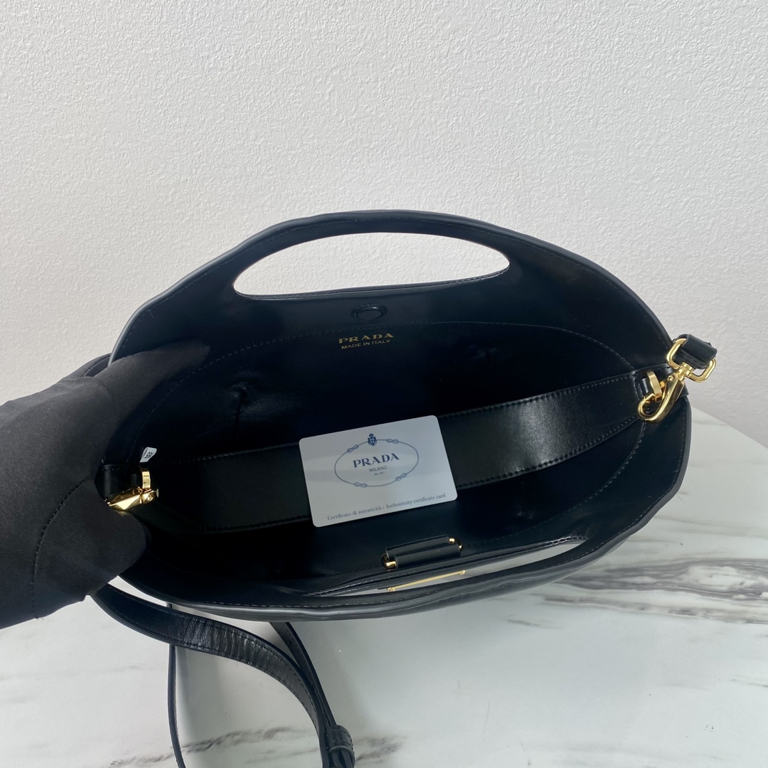 Pra*a black medium leather handbag