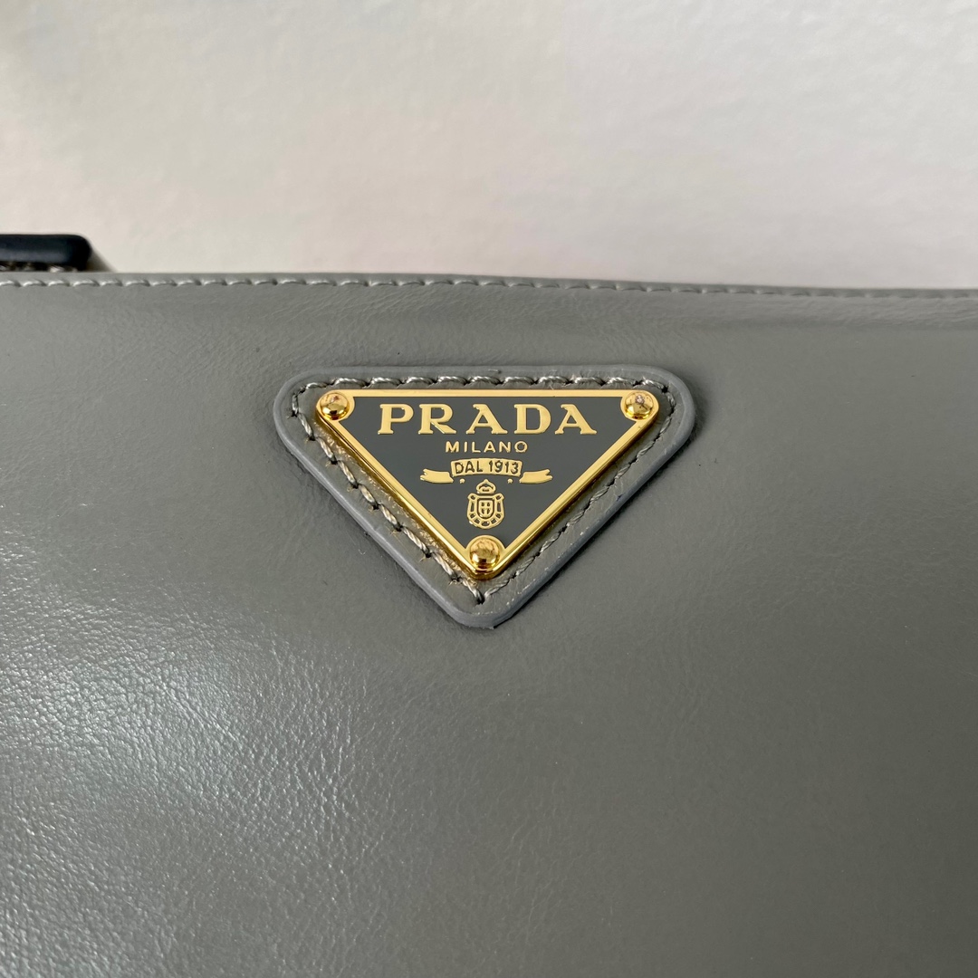 Pra*a re-edition 2002 small leather shoulder bag