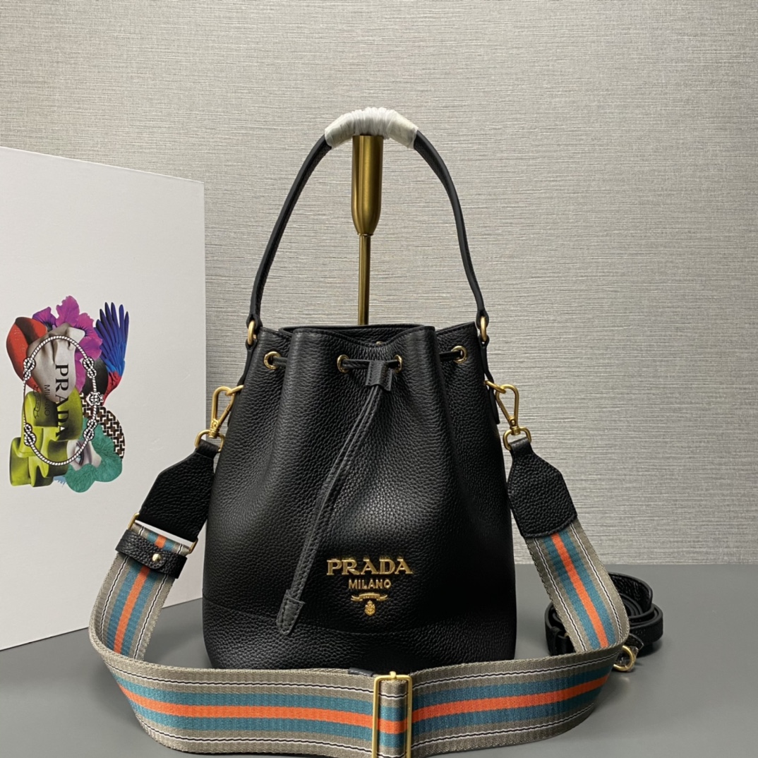 Pra*a Pra*a leather bucket bag