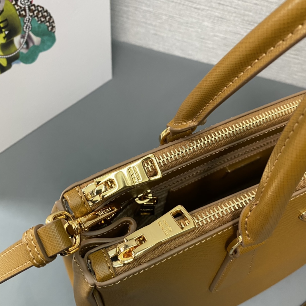 large Pra*a galleria saffiano leather bag