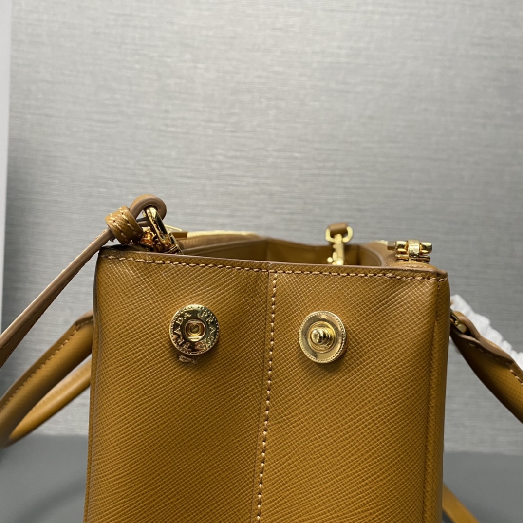 medium Pra*a galleria saffiano leather bag