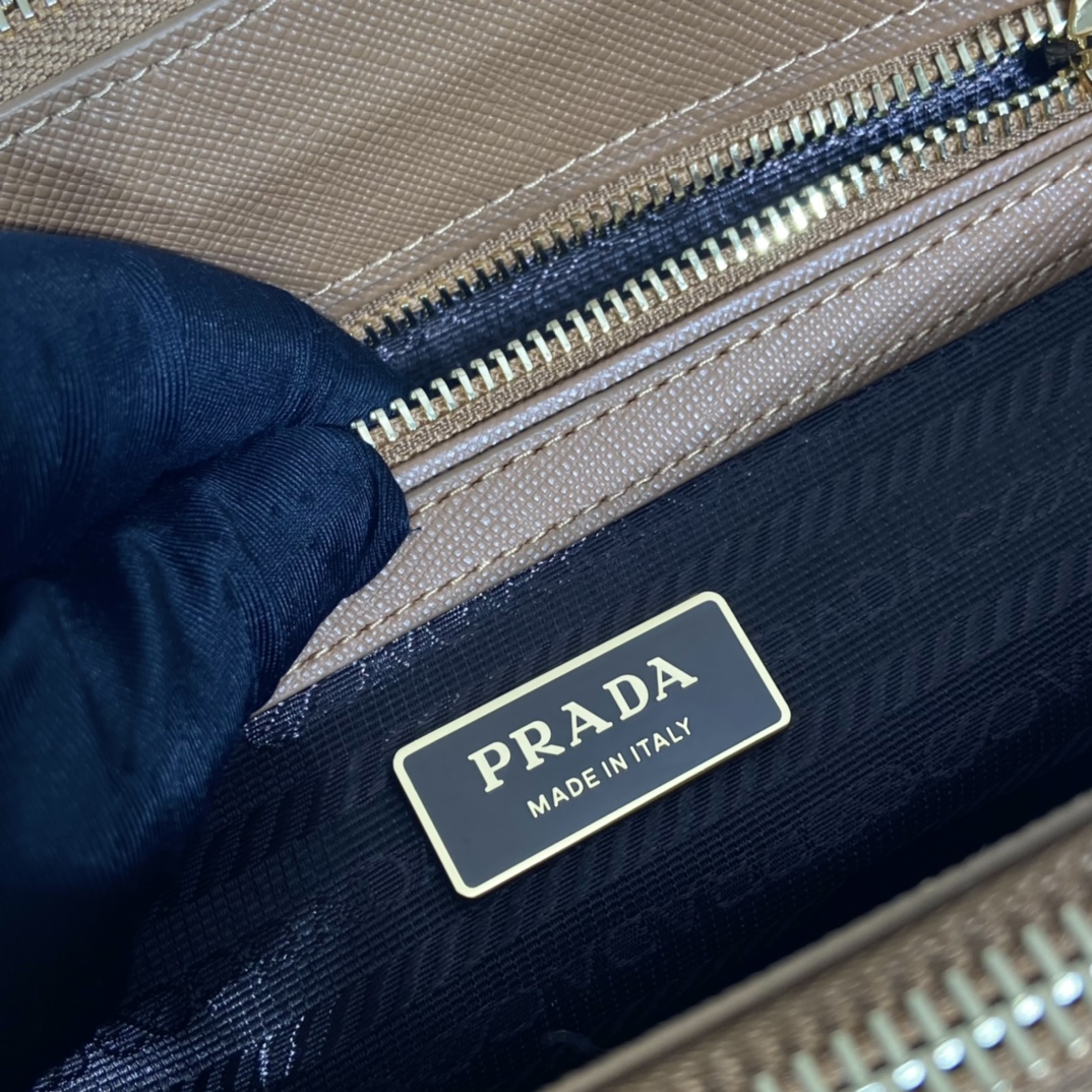 medium Pra*a galleria saffiano leather bag
