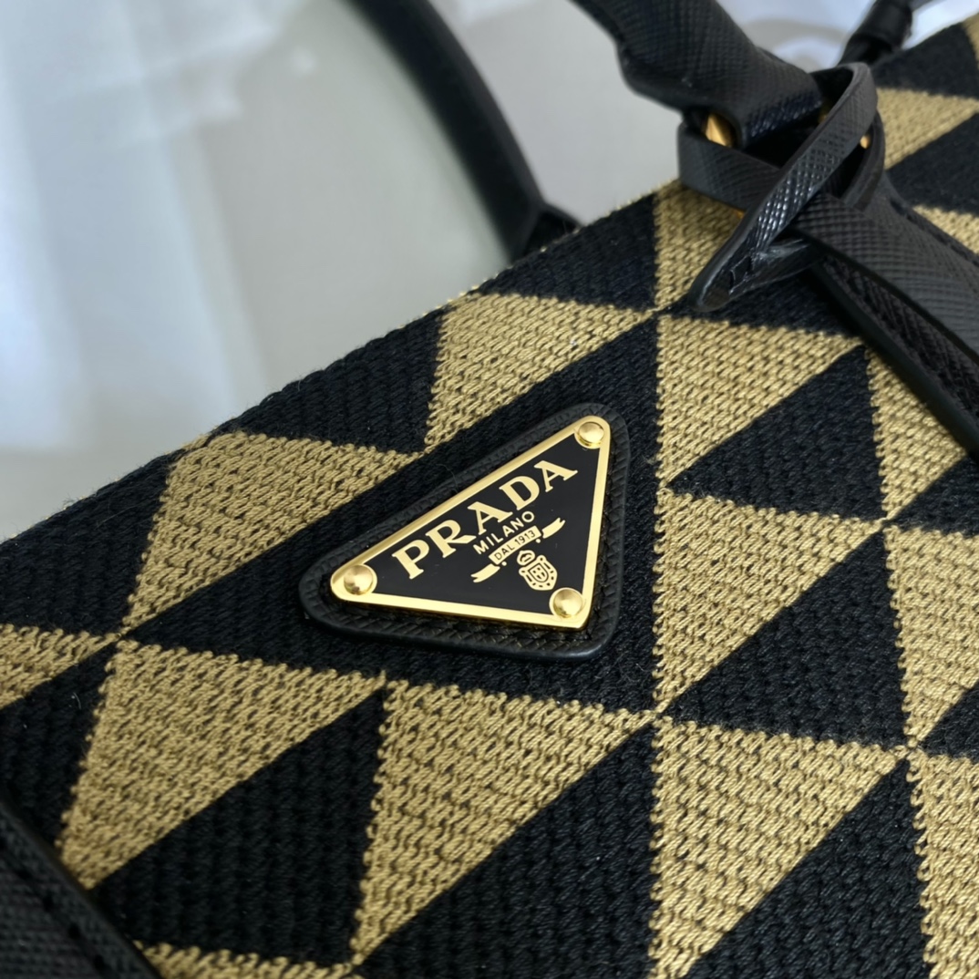 large Pra*a galleria saffiano leather bag