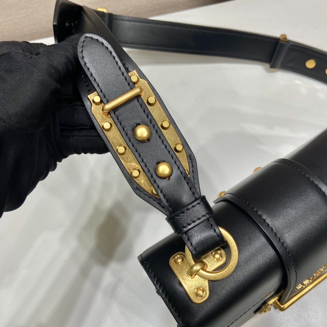 Pra*a cahier leather bag